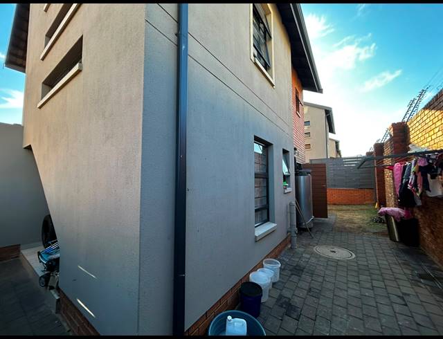 3 BEDROOM TOWNHOUSE TO LET IN MONTANA